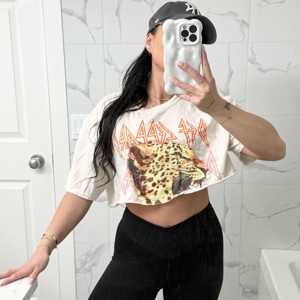 🤟🏽 DEF LEPPARD BAND TEECream Graphic Crop Top